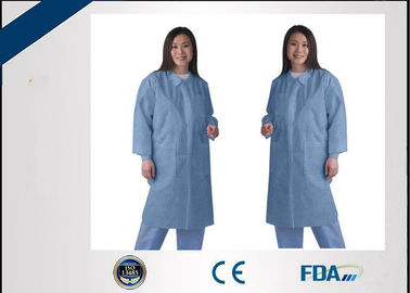 Chiny 5-warstwowe antystatyczne jednorazowe fartuchy laboratoryjne Odporne na rozdarcie i zamykane na zamek błyskawiczny fabryka